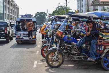Vientiane, Laos - 29 Ocak 2020. Tuk tuk taksi Vientiane, Laos caddesinde. Vientiane, Mekong Nehri kıyısındaki Laos 'un başkenti ve en büyük şehridir..
