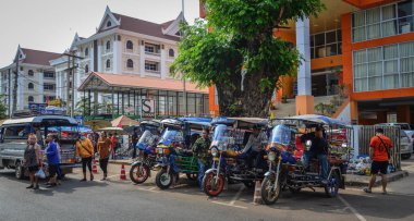 Vientiane, Laos - 29 Ocak 2020. Tuk tuk taksi Vientiane, Laos caddesinde. Vientiane, Mekong Nehri kıyısındaki Laos 'un başkenti ve en büyük şehridir..