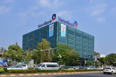 Vientiane, Laos - 29 Ocak 2020. Vientiane şehir merkezindeki banka binası. Vientiane, Mekong Nehri kıyısındaki Laos 'un başkenti ve en büyük şehridir..