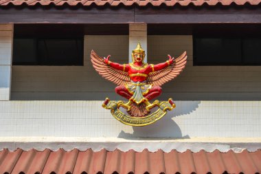 Vientiane, Laos - 29 Ocak 2020. Vientiane 'deki Govenrment binasındaki Garuda heykeli. Garuda, Hindu ve Budist geleneğinin mitolojik bir canavarıdır..