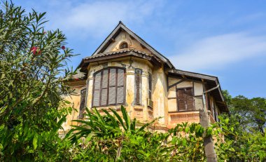 Luang Prabang Laos 'taki antik Fransız sömürge mimarisi. Luang kafeler, restoranlar, barlar ve dükkanlar için harika bir yerdir..