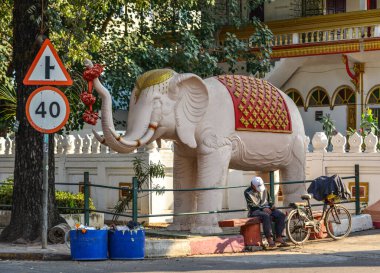 Vientiane, Laos - 29 Ocak 2020. Vientiane, Laos 'taki Budist tapınağında büyük bir fil heykeli. Lao Budizmi etnik Lao kültürünün temelidir..