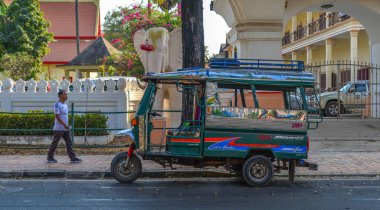 Vientiane, Laos - 29 Ocak 2020. Tuk tuk taksi Vientiane, Laos caddesinde. Vientiane, Mekong Nehri kıyısındaki Laos 'un başkenti ve en büyük şehridir..