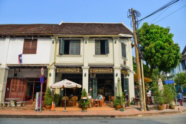 Luang Prabang, Laos - 8 Şubat 2020. Luang Prabang Laos 'taki antik Fransız sömürge mimarisi. Luang kafeler, restoranlar, barlar ve dükkanlar için harika bir yerdir..