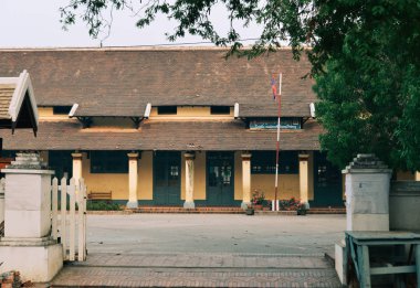 Luang Prabang, Laos - 8 Şubat 2020. Luang Prabang Laos 'taki antik Fransız sömürge mimarisi. Luang kafeler, restoranlar, barlar ve dükkanlar için harika bir yerdir..