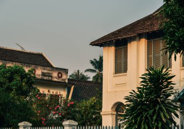 Luang Prabang Laos 'taki antik Fransız sömürge mimarisi. Luang kafeler, restoranlar, barlar ve dükkanlar için harika bir yerdir..