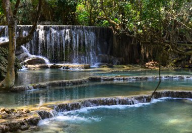 Luang Prabang 'daki Kuang Si Şelalesi, Laos. Luang Prabang 'ın 29 km güneyinde üç katmanlı bir şelale..
