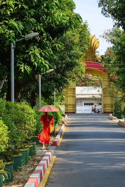 Vientiane Laos Stycznia 2020 Mnich Spacerujący Ulicą Vientiane Laotański Buddyzm — Zdjęcie stockowe
