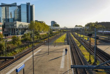 Amsterdam, Hollanda - 7 Ekim 2018. Şehir merkezindeki boş tren istasyonu platformu. Amsterdam demiryolu ağı 6.830 kilometrelik ray üzerinde toplam 3.223 kilometredir..
