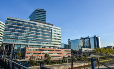 Amsterdam, Hollanda - 7 Ekim 2018. Amsterdam 'ın ünlü mimari simgeleri ve yollarda yoğun trafiği olan şehir manzarası.