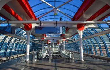 Amsterdam, Hollanda - 7 Ekim 2018. Amsterdam, Hollanda 'da metro treni. Amsterdam sanatsal mirası ve dar cepheli cepheli evleriyle tanınıyor.