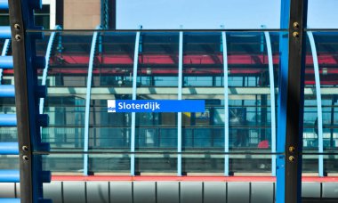 Amsterdam, Hollanda - 7 Ekim 2018. Amsterdam, Hollanda 'da metro treni. Amsterdam sanatsal mirası ve dar cepheli cepheli evleriyle tanınıyor.