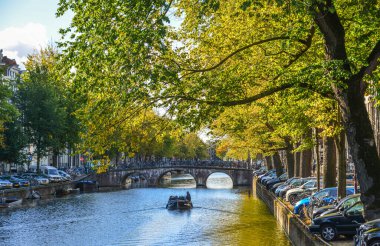 Amsterdam, Hollanda - 7 Ekim 2018. Amsterdam, Hollanda kanallı bir şehir manzarası. Amsterdam sanatsal mirası ve dar cepheli cepheli evleriyle tanınıyor.