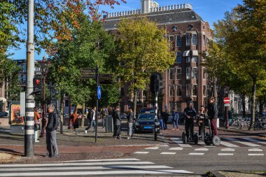 Amsterdam, Hollanda - 7 Ekim 2018. Amsterdam 'ın ünlü mimari simgeleri ve yollarda yoğun trafiği olan şehir manzarası.