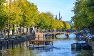 Amsterdam, Hollanda - 7 Ekim 2018. Amsterdam, Hollanda kanallı bir şehir manzarası. Amsterdam sanatsal mirası ve dar cepheli cepheli evleriyle tanınıyor.