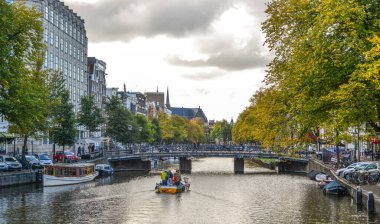 Amsterdam, Hollanda - 7 Ekim 2018. Amsterdam, Hollanda kanallı bir şehir manzarası. Amsterdam sanatsal mirası ve dar cepheli cepheli evleriyle tanınıyor.