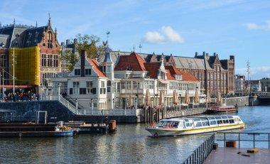 Amsterdam, Hollanda - 7 Ekim 2018. Amsterdam, Hollanda kanallı bir şehir manzarası. Amsterdam sanatsal mirası ve dar cepheli cepheli evleriyle tanınıyor.