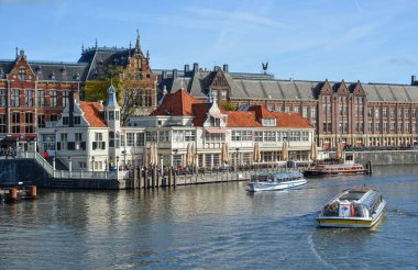 Amsterdam, Hollanda - 7 Ekim 2018. Amsterdam, Hollanda kanallı bir şehir manzarası. Amsterdam sanatsal mirası ve dar cepheli cepheli evleriyle tanınıyor.