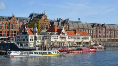 Amsterdam, Hollanda - 7 Ekim 2018. Amsterdam, Hollanda kanallı bir şehir manzarası. Amsterdam sanatsal mirası ve dar cepheli cepheli evleriyle tanınıyor.