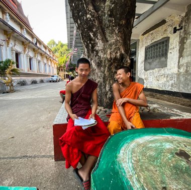 Vientiane, Laos - 29 Ocak 2020. Vientiane 'deki Budist tapınağındaki rahipler. Lao Budizmi, Theravada Budizmi 'nin eşsiz bir versiyonudur ve etnik Lao kültürünün temelini oluşturur..