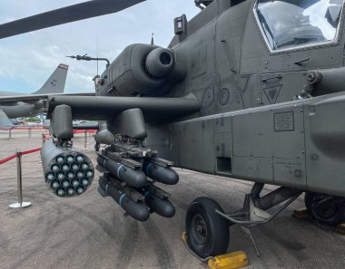 Singapur - 12 Şubat 2020. Boeing AH-64 Apache saldırı helikopteri Changi, Singapur 'da sergilenmek üzere bekliyor. Savunma maliyetleri artıyor, özellikle Doğu Asya 'da..