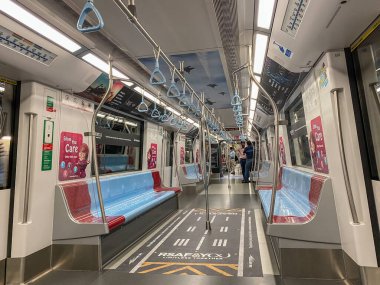 Singapur - 13 Şubat 20120. Singapur 'daki MRT treninin içinde. MRT ağı standart ölçü ile 203 kilometrelik rotayı ve 122 istasyonu kapsar..