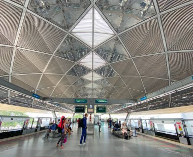 Singapur - 13 Şubat 20120. Singapur 'daki Changi İş Parkı yakınlarındaki MRT İstasyonu. MRT ağı standart ölçü ile 203 kilometrelik rotayı ve 122 istasyonu kapsar..