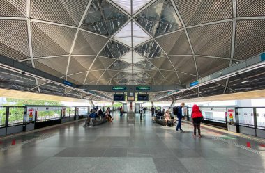 Singapur - 13 Şubat 20120. Singapur 'daki Changi İş Parkı yakınlarındaki MRT İstasyonu. MRT ağı standart ölçü ile 203 kilometrelik rotayı ve 122 istasyonu kapsar..