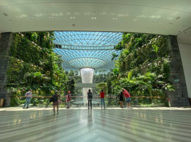 Singapur - 13 Şubat 20120. Yağmur Girdabı, 40 metre yüksekliğindeki kapalı bir şelale Singapur Changi Havaalanı 'nın Mücevherleri' nin içinde yer alıyor..