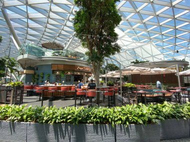 Singapur - 13 Şubat 20120. Changi Havaalanı 'nın kalkış terminalinin içi. Changi Asya 'daki en büyük ve en iyi ulaşım merkezlerinden biridir..