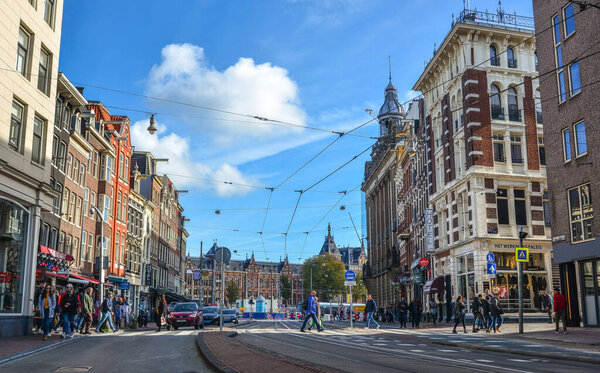 Амстердам, Голландия - 7 октября 2018 года. Амстердам со знаменитыми архитектурными достопримечательностями и оживленным движением на дорогах
.