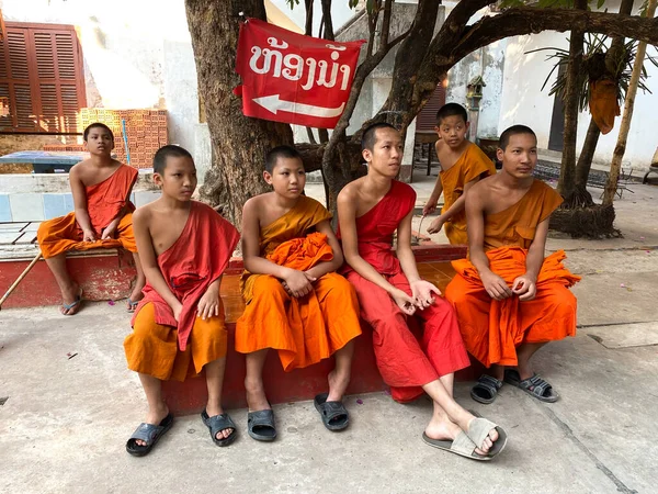 Вьентьян Лаос Января 2020 Монахи Буддийском Храме Вьентьяне Лаосский Буддизм — стоковое фото