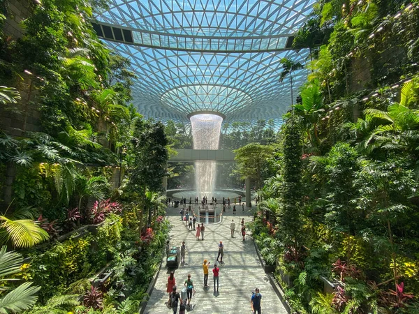 Singapur - 13 Şubat 20120. Yağmur Girdabı, 40 metre yüksekliğindeki kapalı bir şelale Singapur Changi Havaalanı 'nın Mücevherleri' nin içinde yer alıyor..