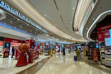 Singapur - 13 Şubat 20120. Changi Havaalanı 'nın kalkış terminalindeki gümrüksüz dükkanlar. Changi Asya 'daki en büyük ve en iyi ulaşım merkezlerinden biridir..