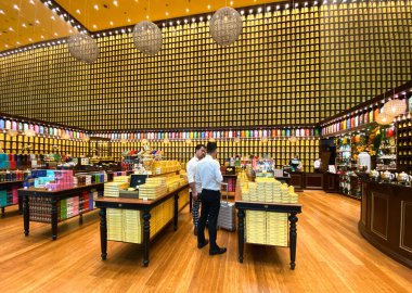 Singapur - 13 Şubat 20120. Changi Havaalanı 'nın kalkış terminalindeki çay dükkanı. Changi Asya 'daki en büyük ve en iyi ulaşım merkezlerinden biridir..