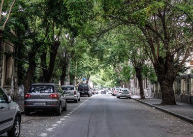 Tiflis, Gürcistan - Sep 22, 2018. Gürcistan 'ın eski Tiflis kasabası. Tiflis, Mtkvari Nehri 'nin her iki kıyısına da yayılan eski ve canlı bir başkent..