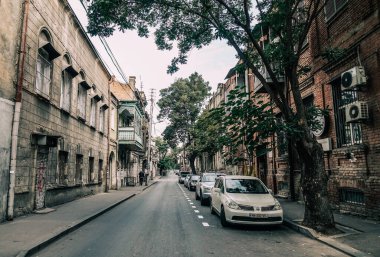 Tiflis, Gürcistan - Sep 22, 2018. Gürcistan 'ın eski Tiflis kasabası. Tiflis, Mtkvari Nehri 'nin her iki kıyısına da yayılan eski ve canlı bir başkent..