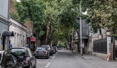 Tiflis, Gürcistan - Sep 22, 2018. Gürcistan 'ın eski Tiflis kasabası. Tiflis, Mtkvari Nehri 'nin her iki kıyısına da yayılan eski ve canlı bir başkent..