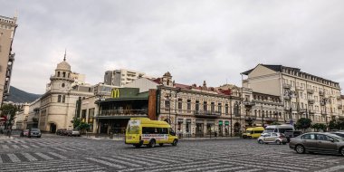 Tiflis, Gürcistan - Sep 22, 2018. Gürcistan 'ın eski Tiflis kasabası. Tiflis, Mtkvari Nehri 'nin her iki kıyısına da yayılan eski ve canlı bir başkent..
