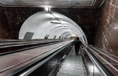 Tiflis, Gürcistan - Sep 22, 2018. Tiflis, Georgia 'daki metro istasyonu. Tiflis, Mtkvari Nehri 'nin her iki kıyısına da yayılan eski ve canlı bir başkent..