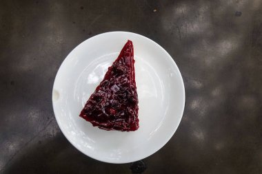 Georgia, Tiflis 'teki yerel bir restoranda, beyaz tabakta bir dilim meyveli kek..