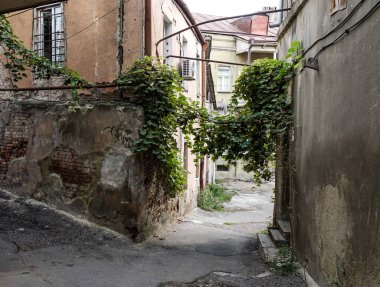 Gürcistan 'ın eski Tiflis kasabası. Tiflis, Mtkvari Nehri 'nin her iki kıyısına da yayılan eski ve canlı bir başkent..