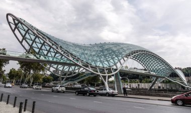 Tiflis, Gürcistan - Sep 22, 2018. Tiflis, Gürcistan 'daki Barış Köprüsü. Tiflis, Mtkvari Nehri 'nin her iki kıyısına da yayılan eski ve canlı bir başkent..