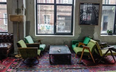 Tiflis, Gürcistan - Sep 22, 2018. Tiflis 'teki eski pansiyonun oturma odası. Tiflis, Mtkvari Nehri 'nin her iki kıyısına da yayılan eski ve canlı bir başkent..