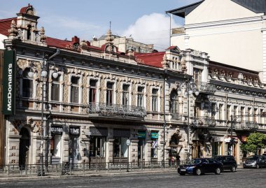 Tiflis, Gürcistan - Sep 22, 2018. Gürcistan 'ın eski Tiflis kasabası. Tiflis, Mtkvari Nehri 'nin her iki kıyısına da yayılan eski ve canlı bir başkent..