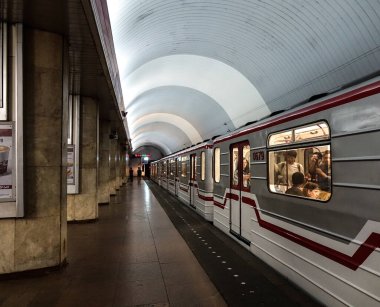 Tiflis, Gürcistan - Sep 22, 2018. Tiflis, Georgia 'daki metro istasyonu. Tiflis, Mtkvari Nehri 'nin her iki kıyısına da yayılan eski ve canlı bir başkent..