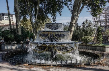 Tiflis, Gürcistan - Sep 22, 2018. Tiflis, Georgia 'daki antik çeşme. Tiflis, Mtkvari Nehri 'nin her iki kıyısına da yayılan eski ve canlı bir başkent..
