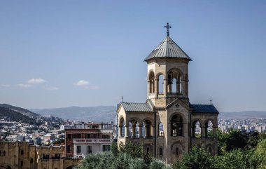 Tiflis, Gürcistan - Sep 22, 2018. Tiflis, Georgia 'daki Doğu Ortodoks Kilisesi. Tiflis, Mtkvari Nehri 'nin her iki kıyısına da yayılan eski ve canlı bir başkent..