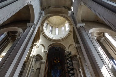 Tiflis, Gürcistan - Sep 22, 2018. Tiflis, Georgia 'daki Doğu Ortodoks Kilisesi. Tiflis, Mtkvari Nehri 'nin her iki kıyısına da yayılan eski ve canlı bir başkent..