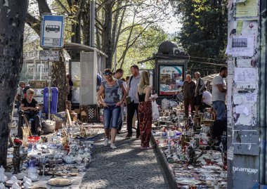 Tiflis, Gürcistan - Sep 22, 2018. Tiflis, Georgia 'daki Bit Pazarı Kuru Köprüsü. Herkes için eşsiz bir şey bulmak için harika bir yer..